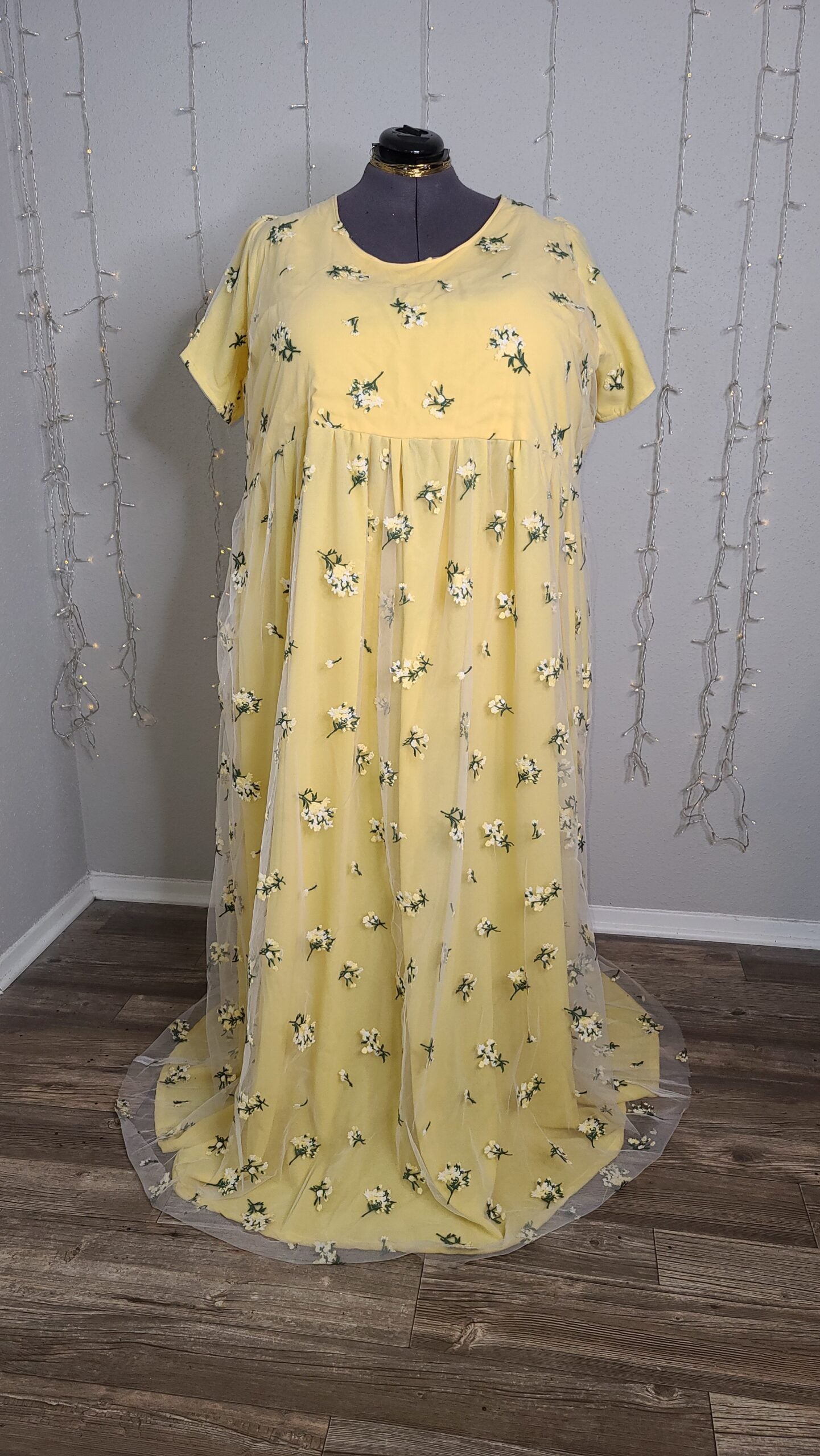 green emerald velvet dress Navy Sleeveless Floral Embroidered Dress (Plus)